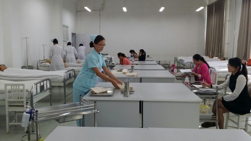 护理专业学生在进行实践操作