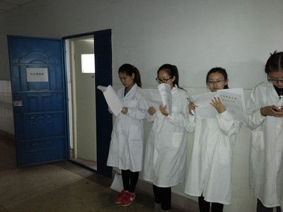学生在紧张的备考中